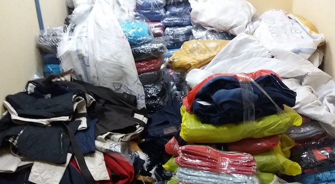 Текстилни изделия с лого на запазени търговски марки иззеха полицаи