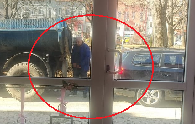 Простаци в повече! Мъж извади мамула си и се изпика пред очите на няколко жени във Враца /снимка/