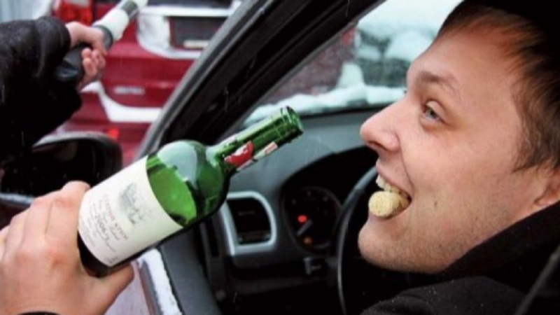 Мъж е бил спипан да кара на коктейл от алкохол