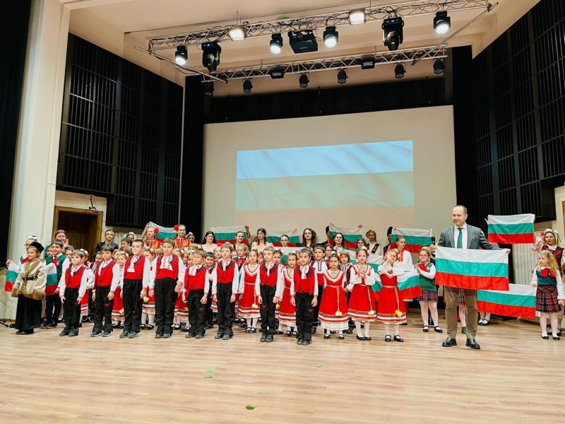 В навечерието на Националния празник възпитаници на детски и учебни