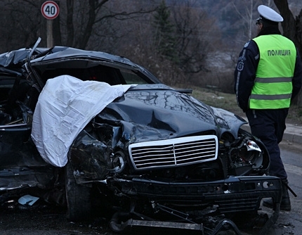 Жена е починала при жестока катастрофа между две коли във