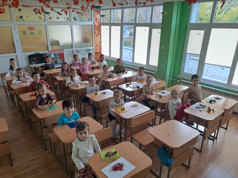 Есенно вдъхновение: Деца от ДГ "ЕТК" твориха с естествени материали /снимки/