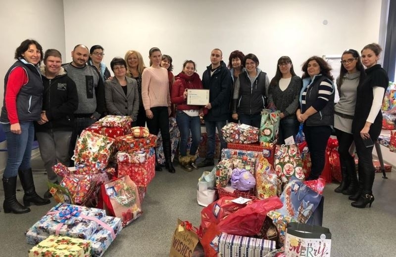 Младежи от столицата стоплиха душите на възрастни хора в неравностойно