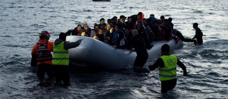 Гръцките морски власти съобщиха че най малко двама души – мъж