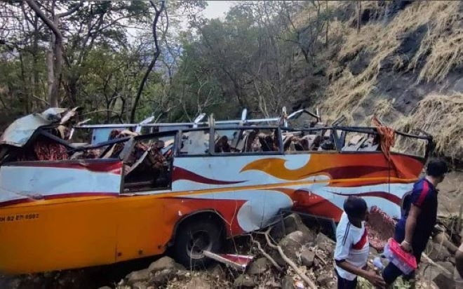 Най малко 12 души загинаха а други 27 бяха ранени след