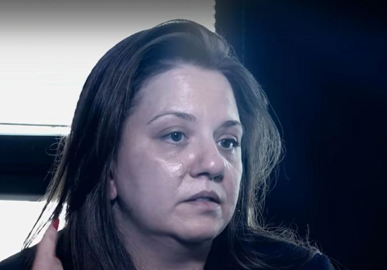 Надолу беше цялата парализирана Беше с едно желязо на главата