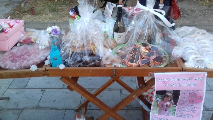 Пред видинското училище Цар Симеон Велики са изложени на символични цени редица домашно приготвени кулинарни