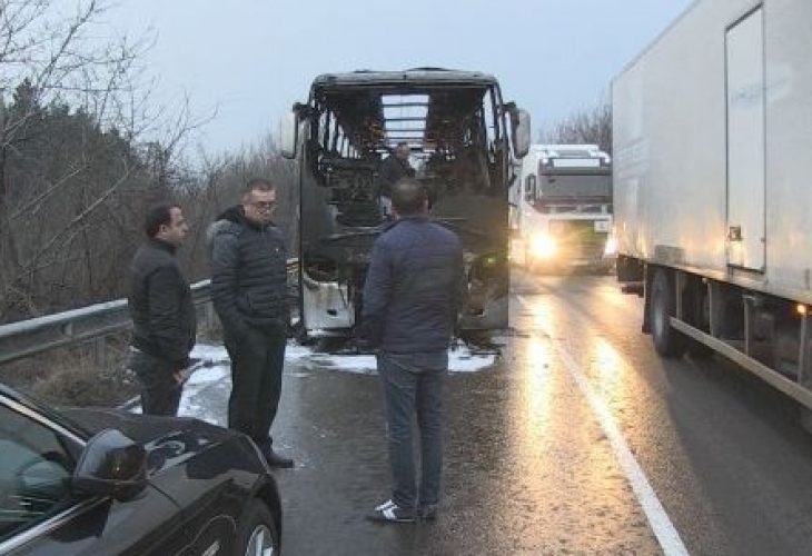 Турски автобус изгоря на пътя Русе-Бяла. По време на инцидента