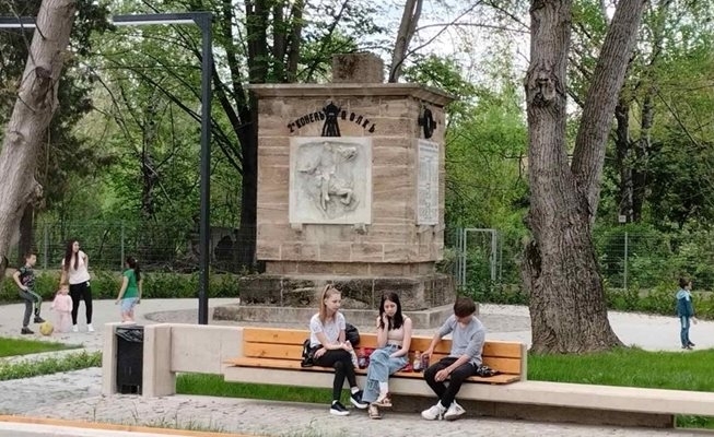 80 г. крият войнишки паметник в Лом - бил царски, а героите му воювали срещу руски войски