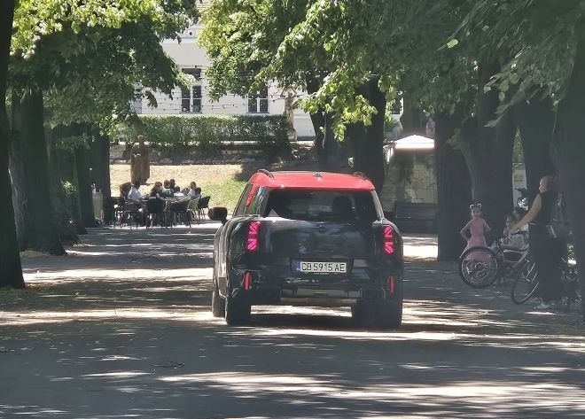 Наглец се повози с колата си в Крайдунавската градина във