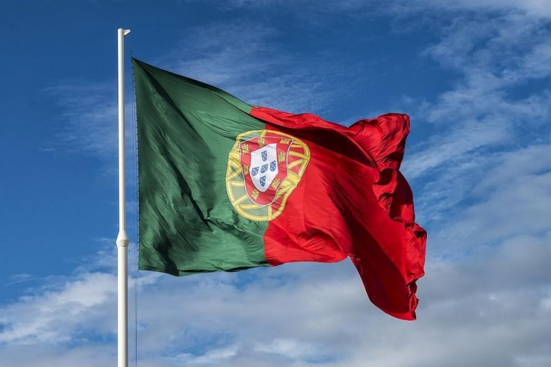 Музеите, средните училища и терасите на кафенетата в Португалия отварят