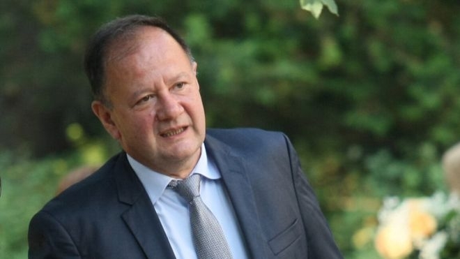 Справката за полетите на лидера на ДПС Делян Пеевски взриви политическия терен Вместо