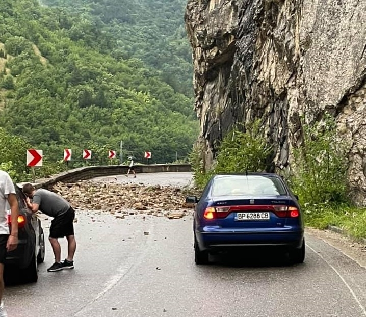 Паднали скали затвориха пътя през Искърското дефиле съобщиха очевидци в