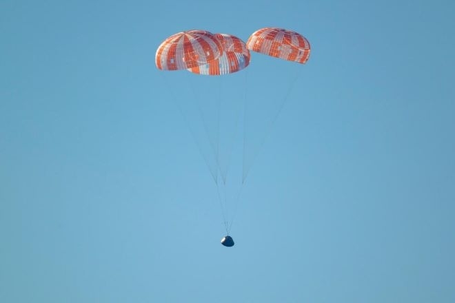 Като по учебник: Екипът на Artemis II успешно се приземи на Земята /снимки/