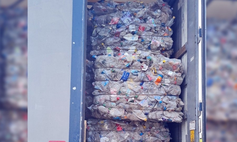 Над 14 тона отпадъци състоящи се от дрехи мебели електрическо