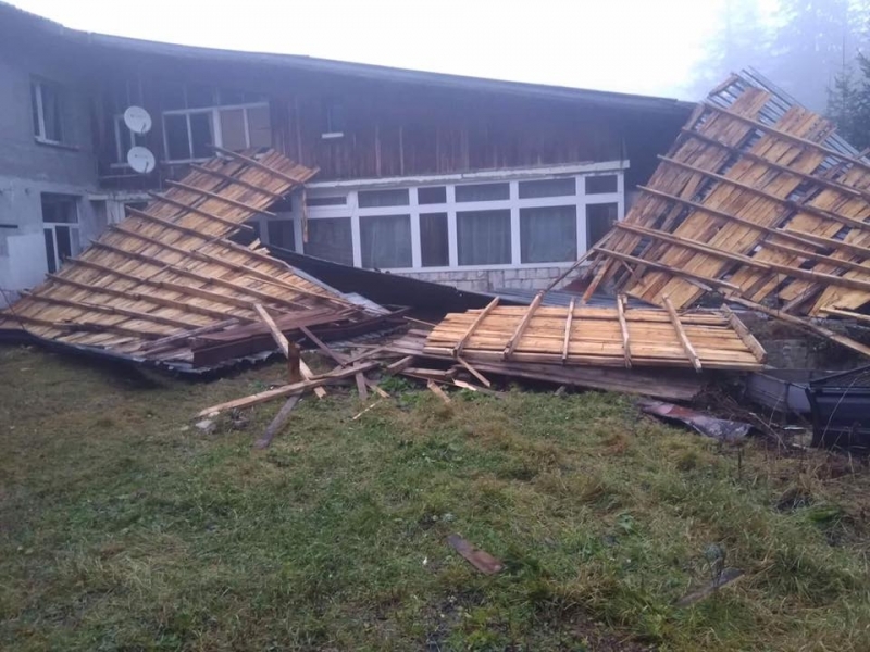 Бедствие! Силен вятър отнесе покрива на хижа Ком /снимки/