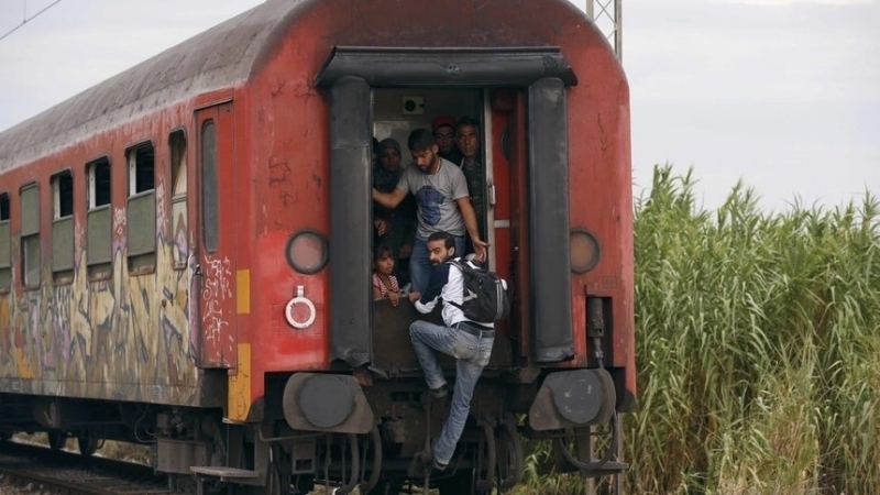 Шестима нелегални мигранти са свалени от влаковата композиция Бургас София Началник