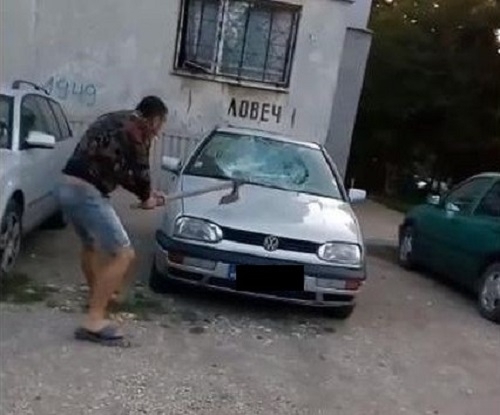 Мъж е потрошил с брадва лек автомобил Фолксваген Голф в