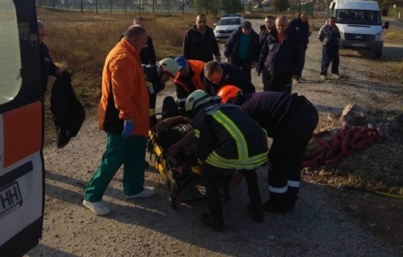 Огнеборци спасиха пловдивчанин останал заклещен цяла нощ в тръба Мъжът