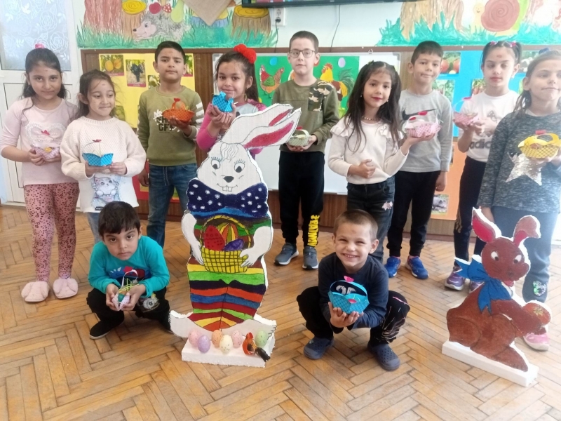 В навечерието на най светлия християнски празник Великден малчугани се включиха