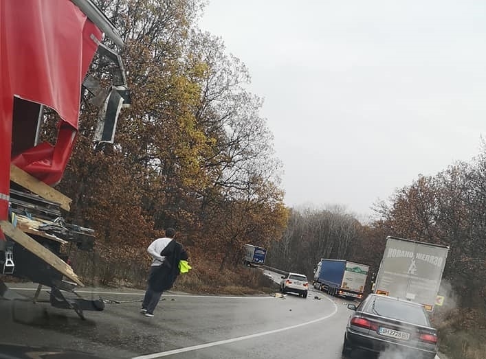 Тежка катастрофа между два ТИР а е станала преди минути на