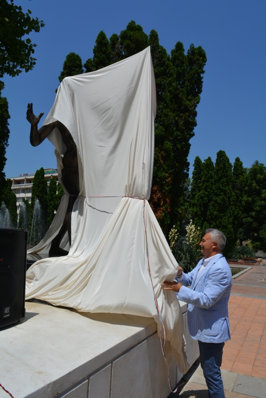 С още една скулптурна фигура се обогати центъра на Монтана