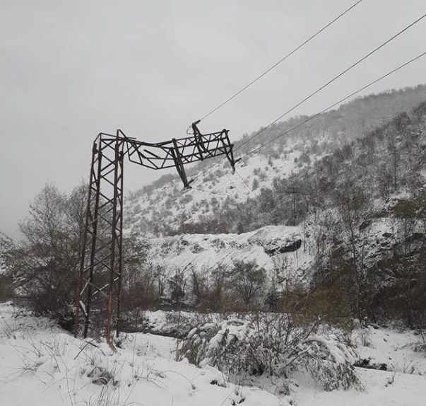 Електрически стълб се е пречупил в мездренското село Елисейна научи