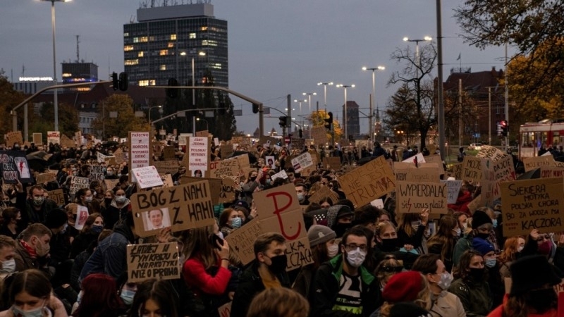 Вече седми ден продължават протестите в Полша срещу забраната на
