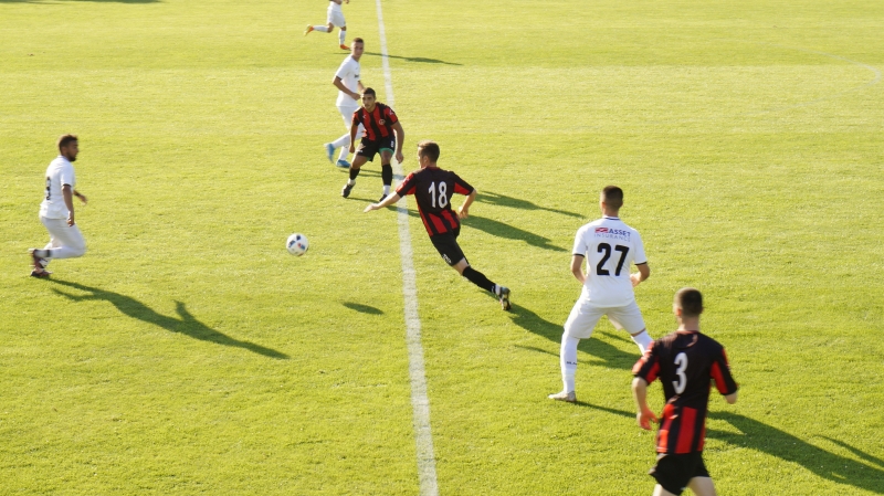 Третодивизионният ОФК Локомотив Мездра и юношите старша възраст U19 на