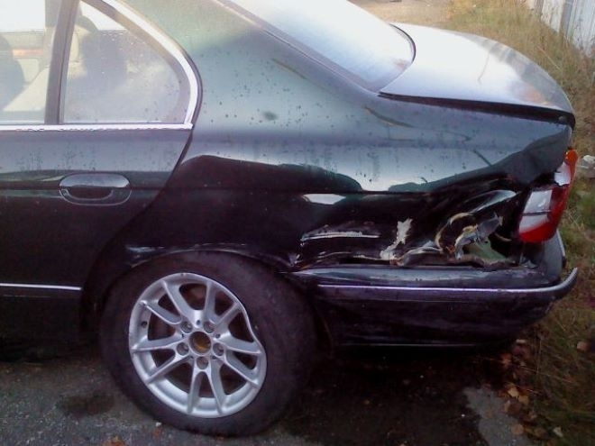 31-годишен водач се удари в паркирано БМВ във Врачанско, съобщиха