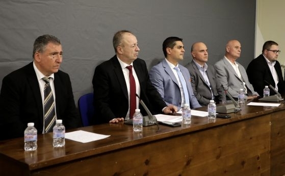 Има огромен натиск върху бившите ни колеги от Има такъв