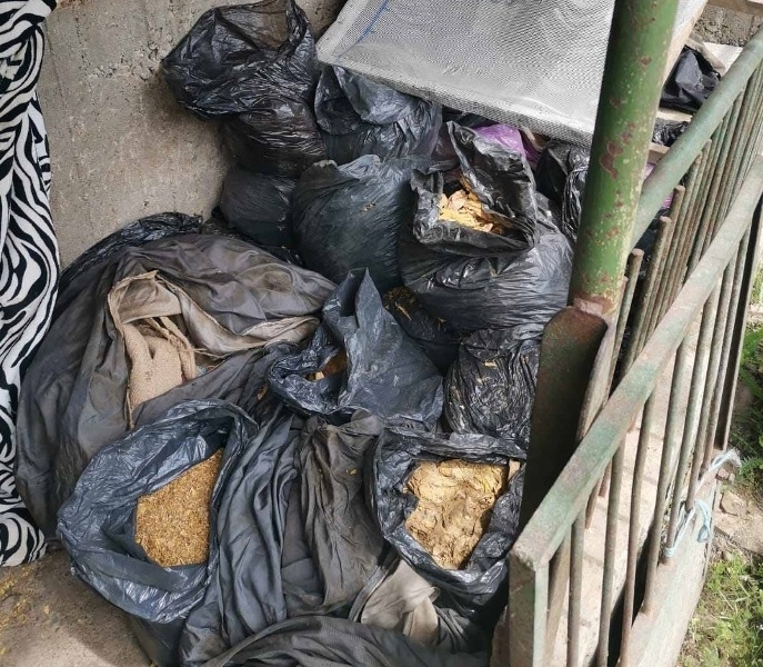 Служители на реда са конфискували голямо количество незаконен тютюн от