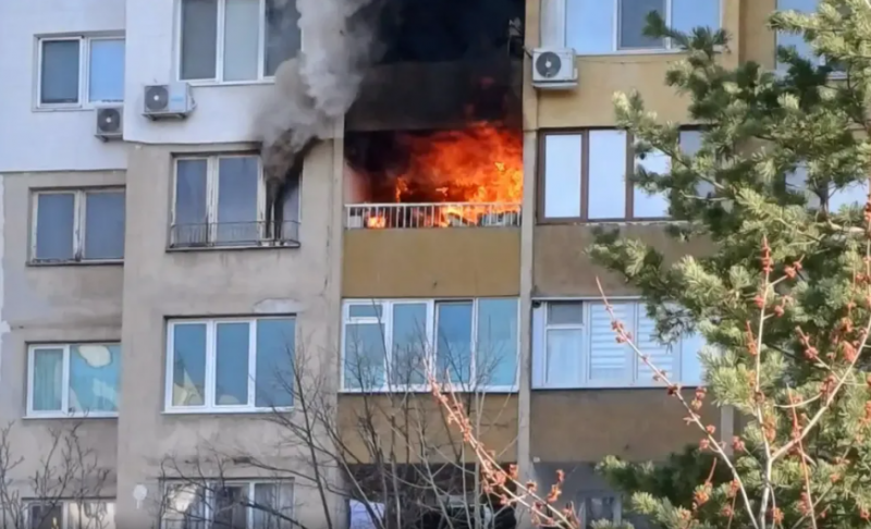 Пожар лумна в апартамент в София, има пострадала жена
