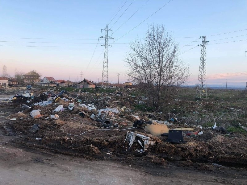 Недоволни граждани на Видин са заснели поредното нерегламентирано сметище в