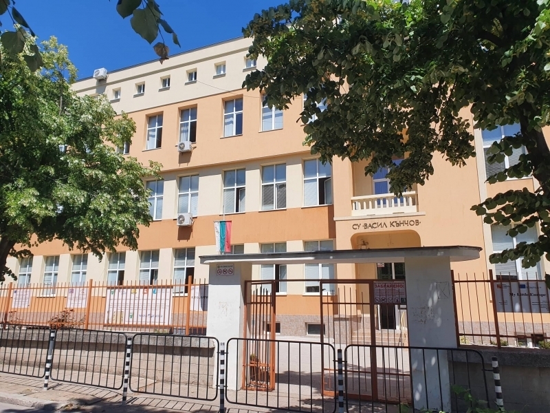 Отврат! Хлебарки лазят по закуските в лавката в СУ „Васил Кънчов“ във Враца /снимка/