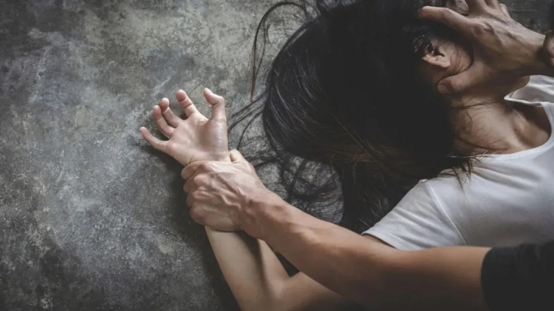 Деветокласник насили и забремени малолетно момиче