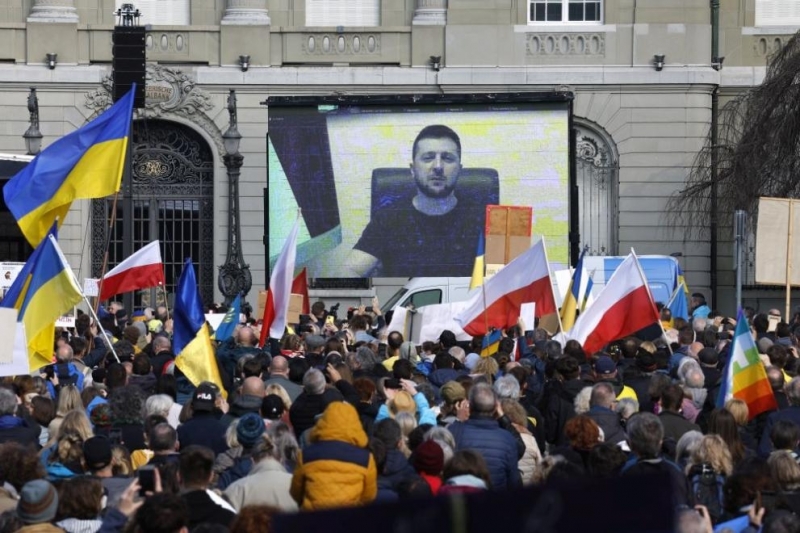 Украинският президент Володимир Зеленски призова швейцарското правителство да замрази банковите