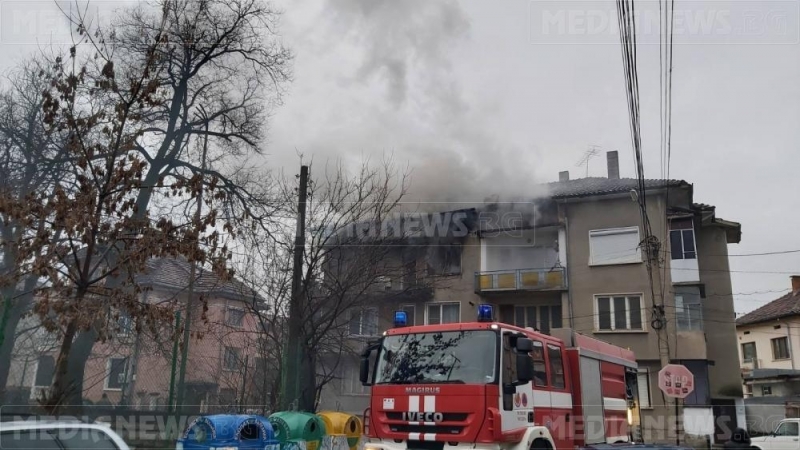 Човек е загинал при голям пожар в Мездра пише Медиа