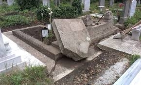 Неизвестни вандали са счупили надгробна плоча в гробищния парк в