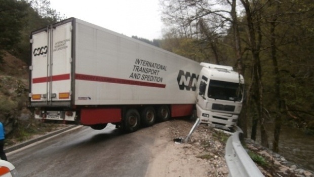 ТИР се е завъртял и е блокирал напълно трафика по
