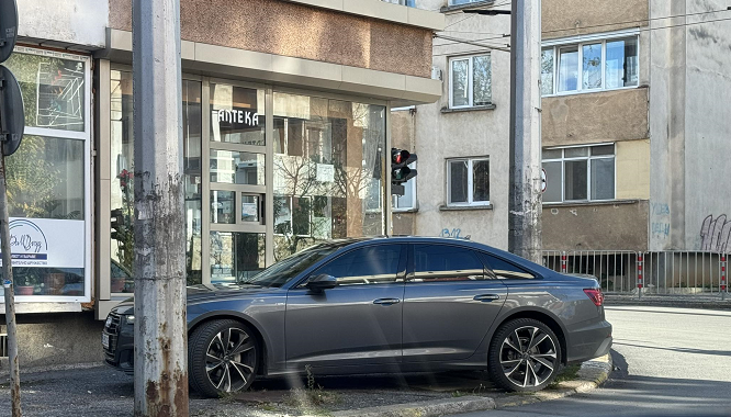 Връх на наглостта! Такират с лъскаво "Ауди" спря на тротоара на булевард във Враца, отнесе стотици псувни /снимки/