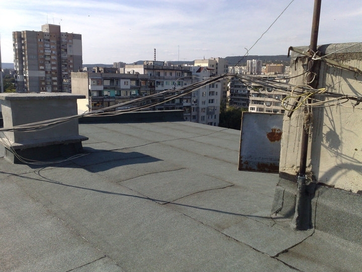 Полицията е заловила крадец опитал да задигне кабел от покрива