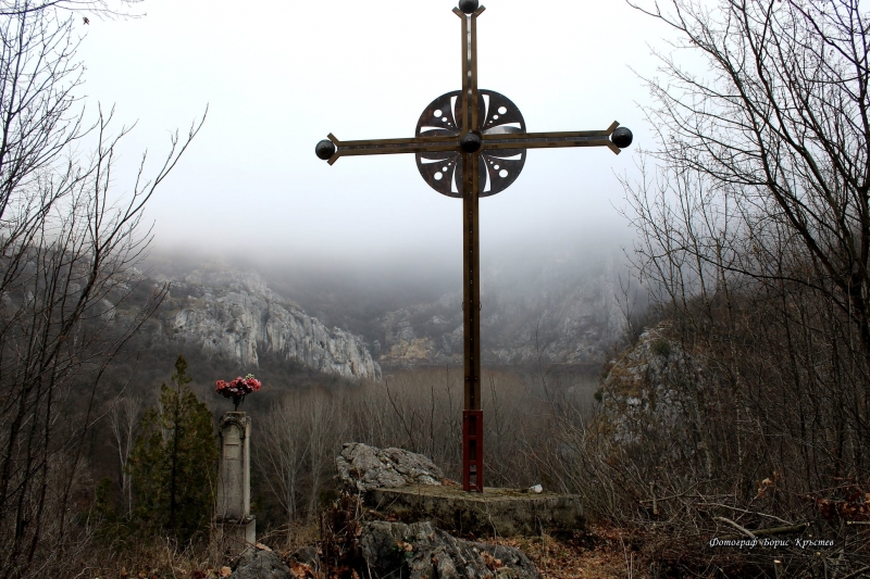 Монтираха метален кръст над Черепишкия манастир който ще осветява Искърското