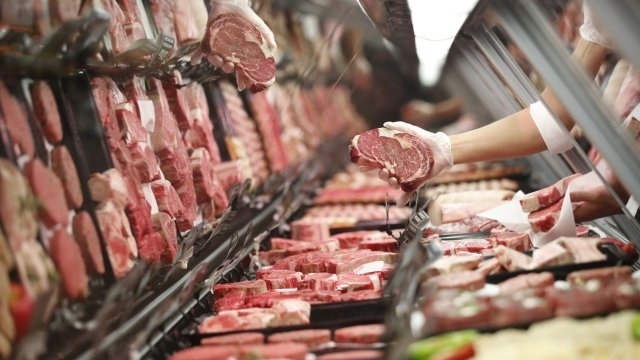 Общо 368 2 кг  храни бяха конфискувани и насочени за унищожаване от