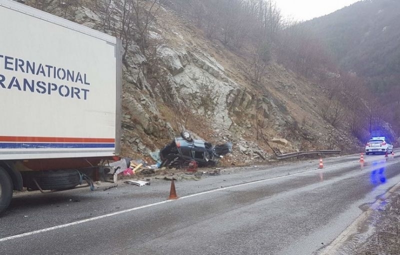 Тежка катастрофа между два товарни и два леки автомобила в района