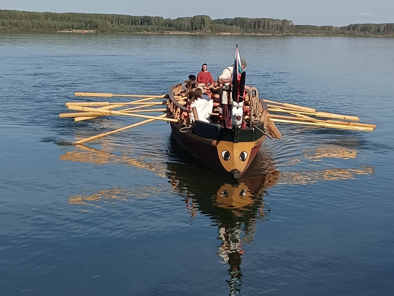 Вчера в Оряхово акостира римският кораб реплика на автентична