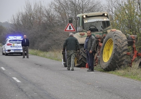 Катастрофа с трактор е станала в монтанското село Аспарухово съобщиха
