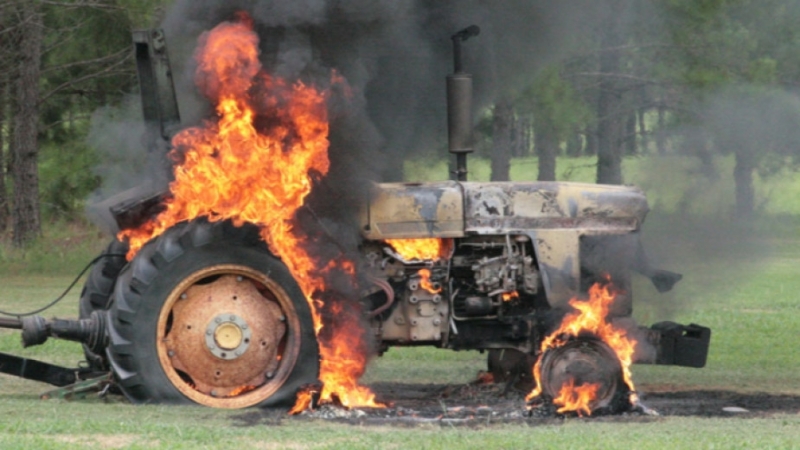 Трактор и машина за балиране са изгорели при пожар в
