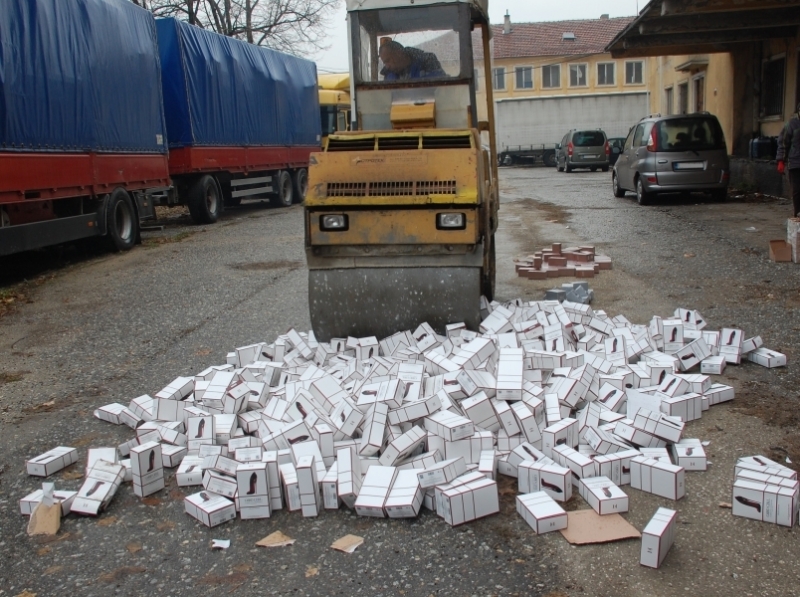 Близо 70 000 текстилни изделия спортни обувки парфюми аксесоари имитации