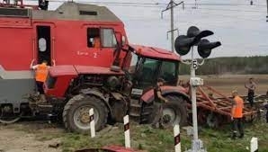Влак е ударил трактор на неохраняем железопътен прелез между гарите